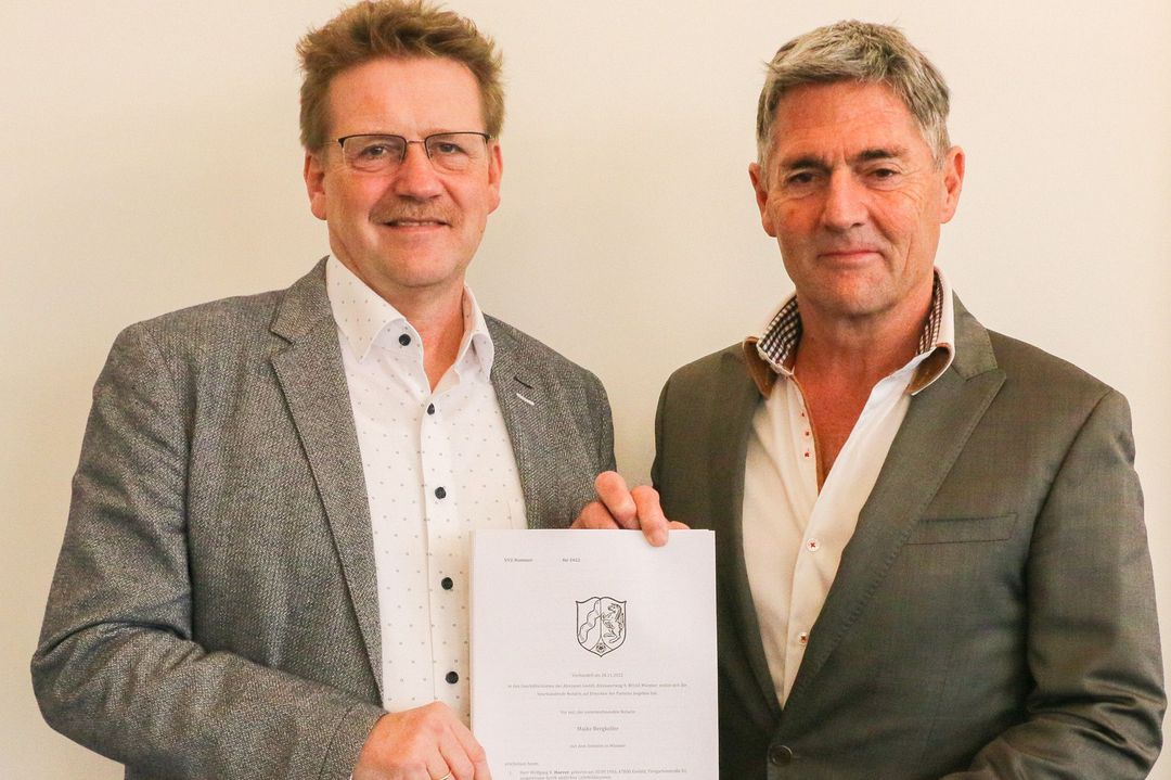 Andreas Barthold (links), Hauptgeschäftsführer der Alexianer GmbH, und Wolfgang K. Hoever, Firmeninhaber der VIALIFE Gruppe, bei der Vertragsunterzeichnung in Münster. 