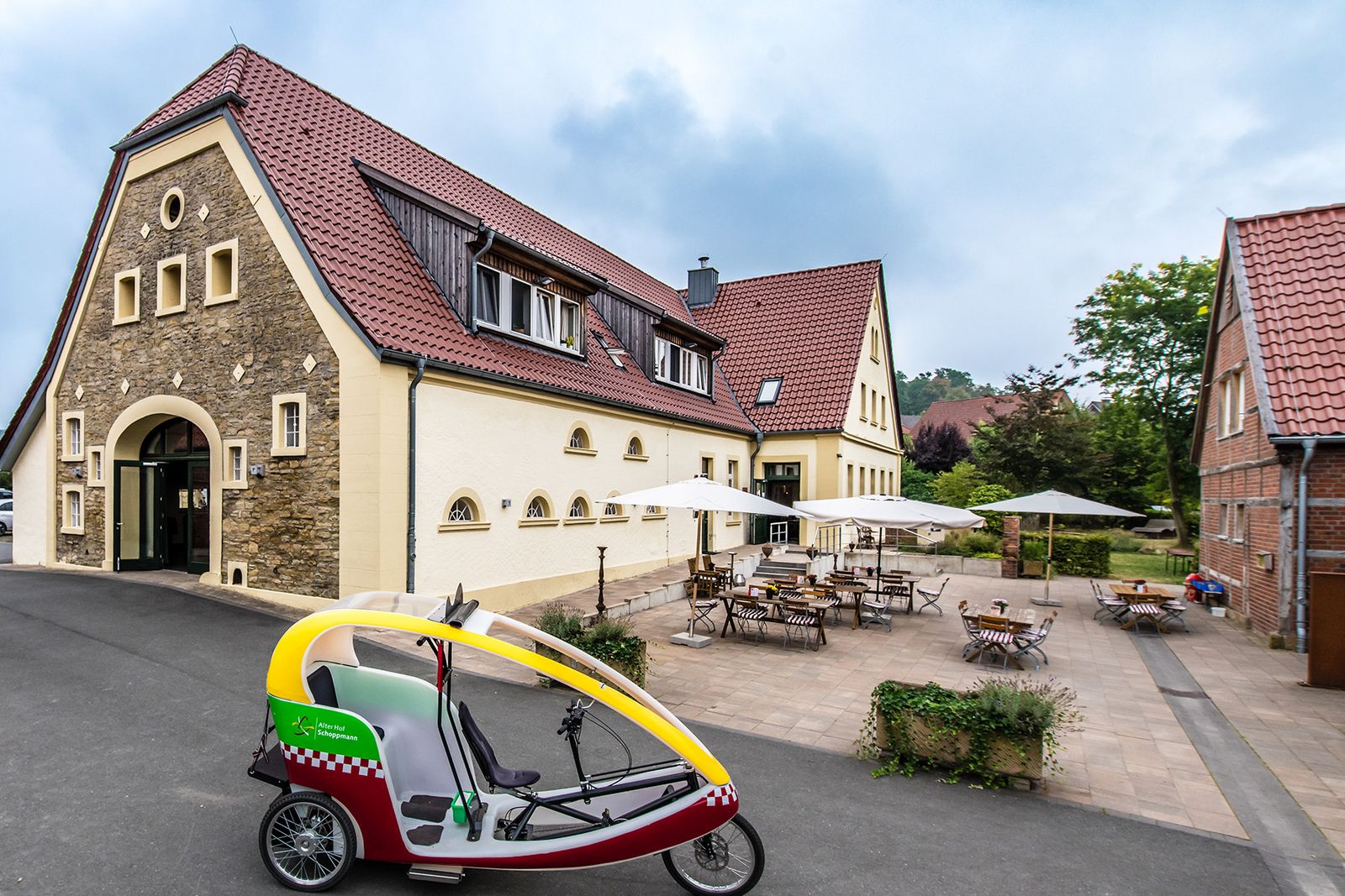 Alter Hof Schoppmann mit Cafe und Fahrradrikscha in Vordergrund