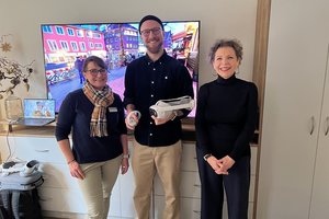 Freuten sich über das Angebot des virtuellen Weihnachtsmarktbummels: Isabelle Helmer, Einrichtungsleitung der Alexianer Tagespflege in Amelsbüren, Marcel Scharf, Geschäftsführer der gemeinnützigen FördiKo GmbH und Dr. Martina Klein, Leiterin des Fundraisings der Alexianer.