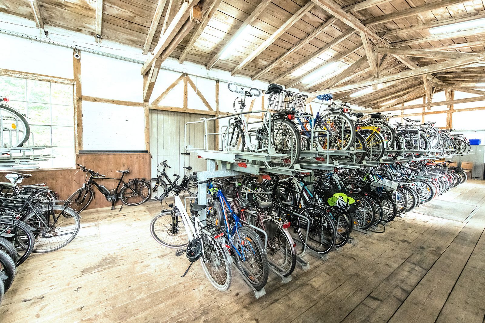 Radstation innen mit vielen gelagerten Fahrrädern