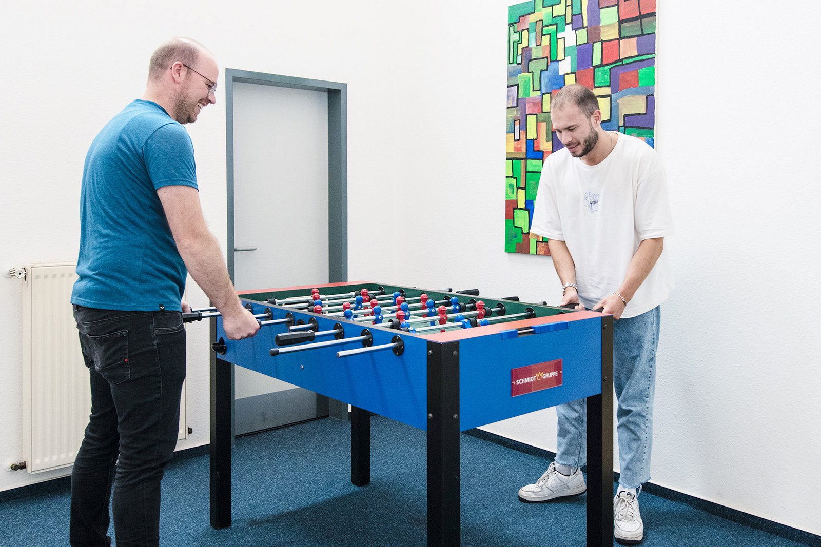 Zwei Männer spielen am Tischkicker