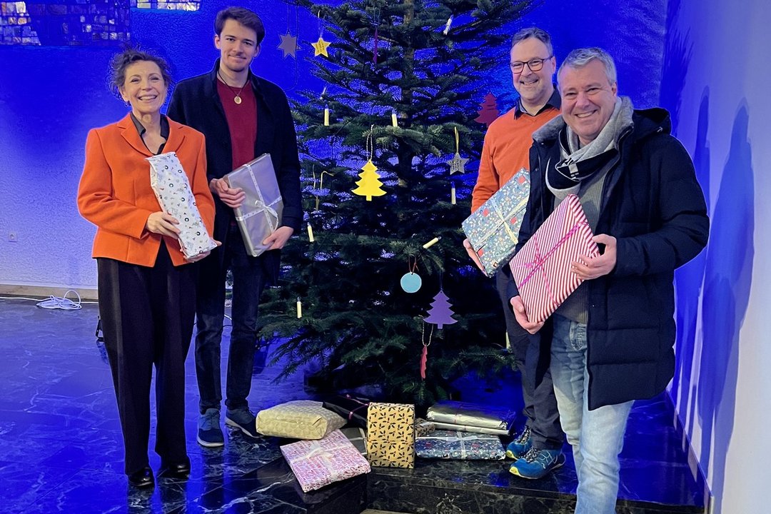 Weihnachtsgeschenke für Kinder und Jugendliche der Alexianer überreichte Matthias Gropp (2.v.l.), stellvertretend für den Rotaract Club Münster, an Dr. Martina Klein, Helge Gustke und Stephan Dransfeld (r.) von den Alexianern. 