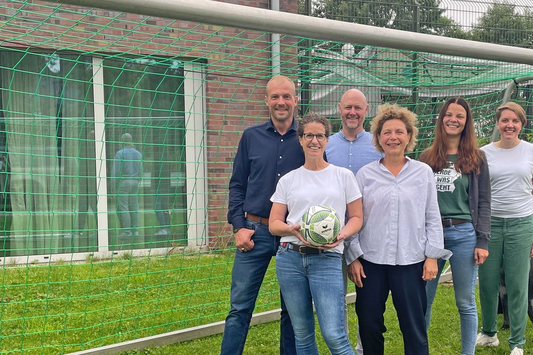Dr. Josef und Cornelia Hesse sowie Sven Homann (päd. Leiter Martinistift), Dr. Martina Klein (Fundraising Alexianer) und Katharina Gesing und Pia Klug aus den Wohngruppen bei der Spendenübergabe.