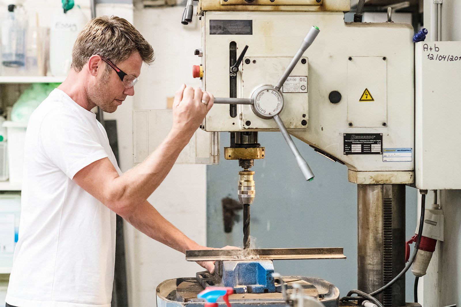 Ein Mann arbeitet an einer Standbohrmaschine