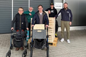 Ein starkes Stück Handarbeit: Teilnehmende der Alexianer START GmbH übergaben die ersten individuell gefertigten Holzkisten an Herbeschick-Geschäftsführer Andreas Zilke (re.) – ein sichtbares Ergebnis gelungener Inklusion und Zusammenarbeit.