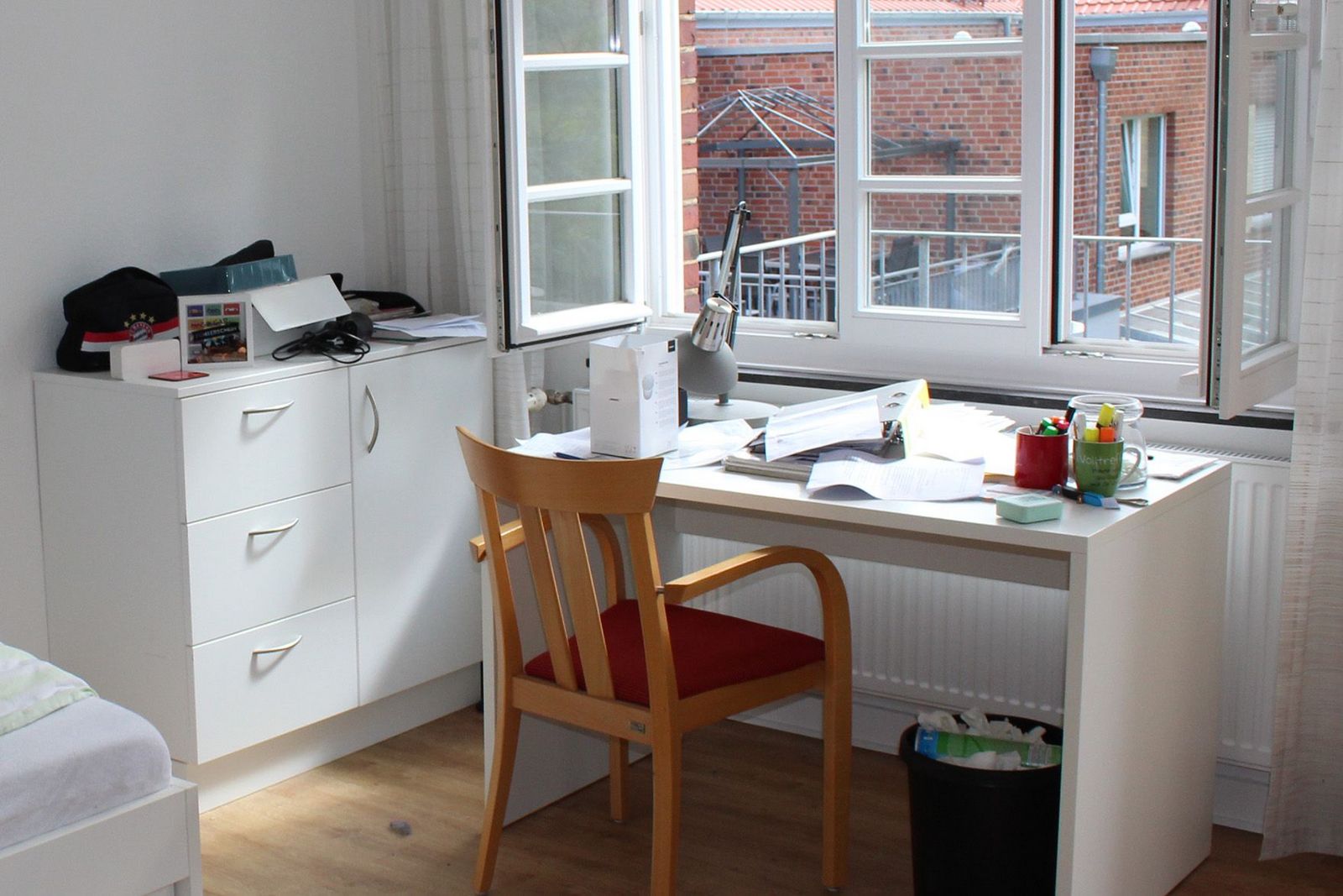 Ein sonniges Zimmer mit Schreibtisch